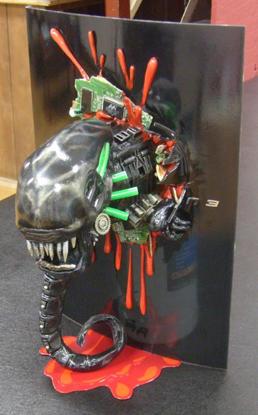 Alien_chestburster_casemod_ps3-2